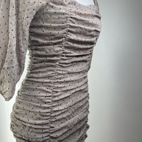 Beautiful dress - Picture 4 of 8